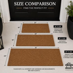 Puede incluir: Tres felpudos rectangulares de fibra de coco marr&oacute;n dispuestos por tama&ntilde;o. El m&aacute;s peque&ntilde;o mide 16 por 24 pulgadas, el mediano 18 por 30 pulgadas y el m&aacute;s grande 24 por 36 pulgadas. El texto incluye SIZE COMPARISON y the dopest doormats.