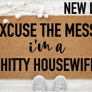 Disculpe el desastre, soy un ama de casa / felpudo de mierda, camisa de mamá mala, calcomanía de mamá de trinquete, vaso coordinador del caos, decoración divertida del hogar