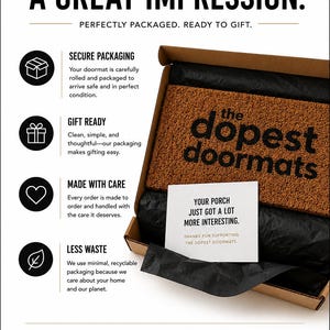 Puede incluir: Un felpudo de fibra de coco marr&oacute;n con el texto 'the dopest doormats' en negro, colocado dentro de una caja de cart&oacute;n abierta forrada con papel de seda negro. Una tarjeta blanca con el texto 'YOUR PORCH JUST GOT A LOT MORE INTERESTING' descansa encima.