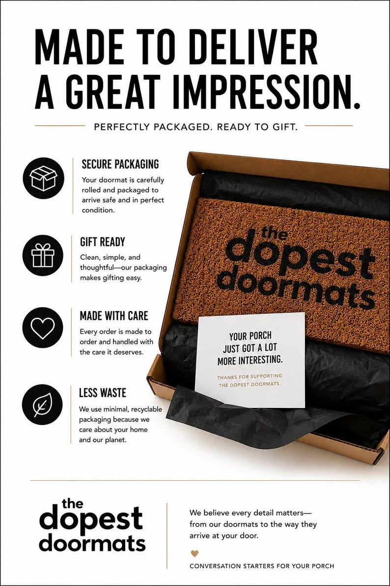 Puede incluir: Un felpudo de fibra de coco marr&oacute;n con el texto 'the dopest doormats' en negro, colocado dentro de una caja de cart&oacute;n abierta forrada con papel de seda negro. Una tarjeta blanca con el texto 'YOUR PORCH JUST GOT A LOT MORE INTERESTING' descansa encima.