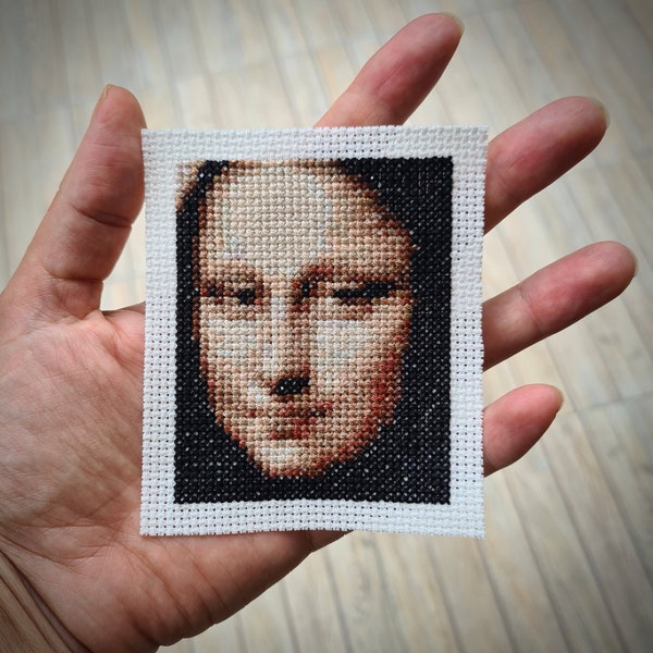 Tiny modern cross stitch pattern "Mona Lisa" by Leonardo Da Vinci. (P230) Miniature art cross stitch.