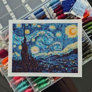 Mini Masterpiece Kreuzstich Muster – Sternennacht von Vincent van Gogh, Kreuzstich in Postkartengröße, PDF Sofortiger digitaler Download