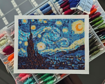 Mini modèle de point de croix chef-d'oeuvre - Nuit étoilée par Vincent van Gogh, point de croix d'art format carte postale, téléchargement numérique instantané PDF
