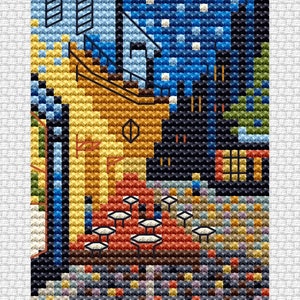 Puede incluir: Un patr&oacute;n de punto de cruz que representa una escena de caf&eacute; nocturno con un edificio amarillo, un cielo azul y estrellas blancas. El caf&eacute; tiene mesas y sillas con gente sentada en ellas. La escena est&aacute; representada en un estilo pixelado.