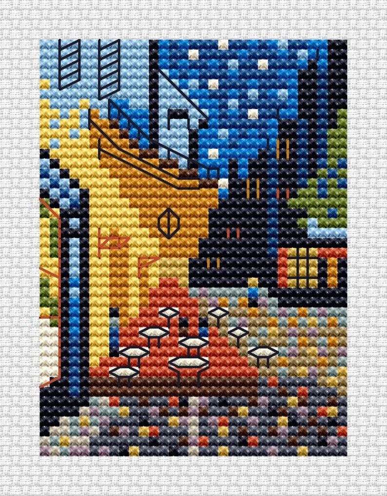 Puede incluir: Un patr&oacute;n de punto de cruz que representa una escena de caf&eacute; nocturno con un edificio amarillo, un cielo azul y estrellas blancas. El caf&eacute; tiene mesas y sillas con gente sentada en ellas. La escena est&aacute; representada en un estilo pixelado.