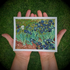 Schema punto croce formato cartolina in PDF – Iris di Vincent Van Gogh – Arte murale fai da te – Download digitale istantaneo