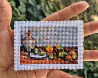 Modèle de point de croix moderne « Nature morte au pichet et aux fruits » par Paul Cézanne. (P339) Miniature art point de croix. Téléchargement instantané du PDF