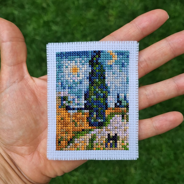 Schema moderno per punto croce "Strada con cipressi di Vincent van Gogh". Miniatura artistica per punto croce, Mini capolavoro, PDF scaricabile immediatamente.