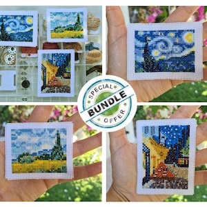 Può includere: Un set di quattro schemi di punto croce che rappresentano famosi dipinti di Vincent van Gogh. Gli schemi includono "La notte stellata", "Campo di grano con corvi", "Terrazza del caffè di notte" e "La chiesa di Auvers".