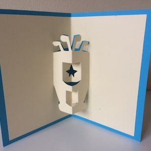 Una tarjeta emergente de juego de golf