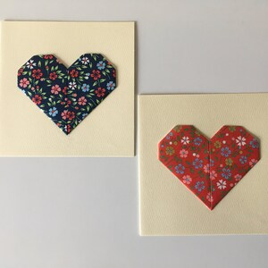 Un juego de 2 tarjetas de corazón de origami (flores cosmos)