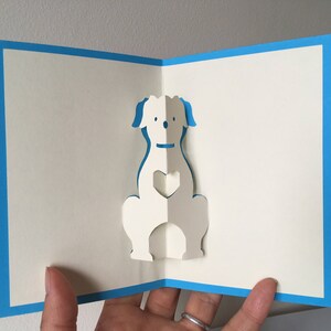 Tarjeta emergente con un perro sentado