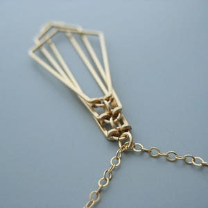 Collier fan art déco bijoux de mariage minimalistes sur chaîne en gold filled 14 carats, cadeau pour professeur de mathématiques flèche à plusieurs niveaux image 3