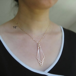 Collier fan art déco bijoux de mariage minimalistes sur chaîne en gold filled 14 carats, cadeau pour professeur de mathématiques flèche à plusieurs niveaux image 5