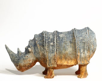 El rinoceronte, escultura de cerámica.