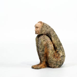 En la caja, escultura de cerámica