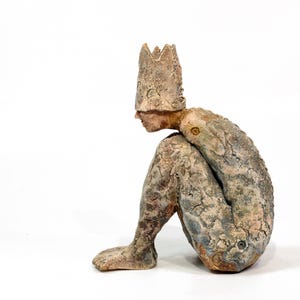 El Rey R, escultura de cerámica