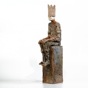 De Koning, keramische sculptuur