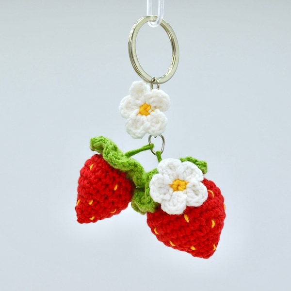 Crochet porte-clés fraise, breloque fraises et fleurs, porte-clés pour débutants, porte-clés motif crochet