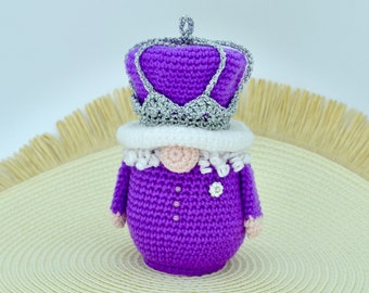 Queen Elizabeth II Platinum Jubilee Gnome Häkelanleitung, British Queen Häkelzwerg Muster, Häkelzwerg im Platinum Jubilee Outfit.