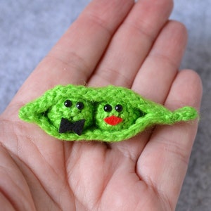 Two Peas in a Pod Keychain Crochet Pattern, Peas in a Pod Charm Crochet Pattern, Crochet Vegetable Charm.