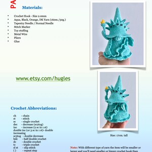 Puede incluir: Patr&oacute;n de crochet para un gnomo Lady Liberty, un gnomo de crochet verde con una corona y una antorcha, que mide 17 cm de alto. El patr&oacute;n incluye instrucciones para tejer el gnomo, as&iacute; como una lista de los materiales necesarios.
