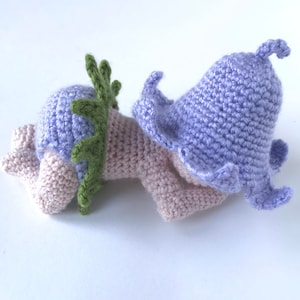 Mönster för virkade sovande babydocka: Blåklocka-outfit (PDF-mönster) bild 1