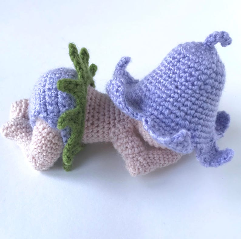 Mönster för virkade sovande babydocka: Blåklocka-outfit (PDF-mönster) bild 1