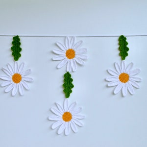 Crochet Daisy Garland, Amigurumi Daisy Bunting, Wall Hanging Daisy Crochet Pattern, Nursery Decor