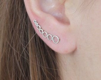 Boucles d'oreille circulaires, grimpeurs d'oreille minimalistes, cadeau unique pour elle, boucles d'oreilles hypoallergéniques, chenilles d'oreille argentées