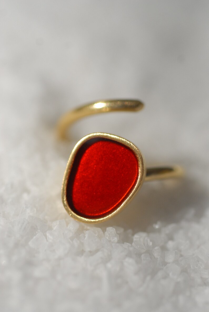 Bague émail rouge en or, bijoux modernes en émail. image 1