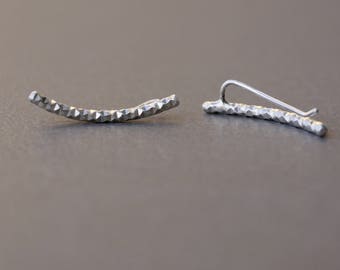 Boucles d'oreille en argent, boucles d'oreilles linéaires, boucles d'oreilles texturées, grimpeurs d'oreille incurvés, grimpeurs d'oreille minimalistes, barres d'oreille texturées, idées cadeaux.