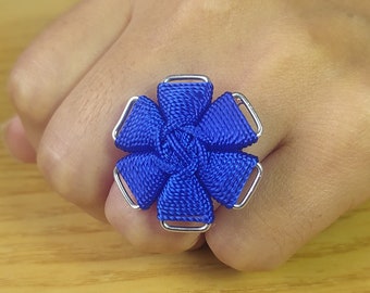 Anneau bleu de fil. Anneau réglable bleu. Bague avec fleur