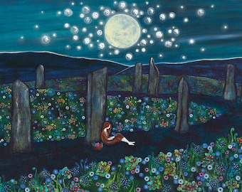 Pode incluir: Uma pintura que retrata uma cena noturna com uma lua cheia grande e numerosas esferas brilhantes menores num céu azul-petróleo escuro. Uma figura senta-se no chão entre pedras verticais e um campo de flores silvestres e bagas coloridas.