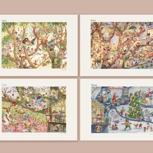 Op de afbeelding: Vier ingelijste kunstprints met grillige scènes in bomen, elk gelabeld met een seizoen: Zomer, Herfst, Lente en Winter. De illustraties bevatten kleurrijke details van dieren en activiteiten in de boomomgevingen.