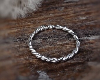Thin rope ring in silver