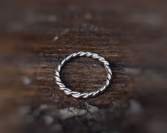 Bold rope ring in silver.