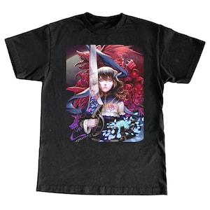 Puede incluir: Camiseta negra con un estampado gráfico colorido de dos figuras sosteniendo una espada. Las figuras están rodeadas de un fondo rojo y morado con un diseño azul y blanco.