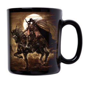 Peut inclure: Mug en céramique noire avec un motif représentant une silhouette sombre chevauchant un cheval squelettique devant une pleine lune. La silhouette porte une cape noire et un chapeau à large bord.