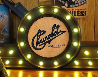 Valla publicitaria iluminada, Chevy. Cartel publicitario vintage con luz de marcha. Aspecto y sensación de óxido.