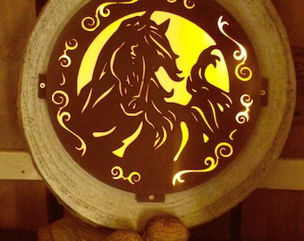 Lampada a forma di cavallo, metallo arrugginito, lampada elegante, decorazioni equestri, tema equino, lampada da parete, lampada a forma di cavallo su legno naturale, legno, lampada rustica