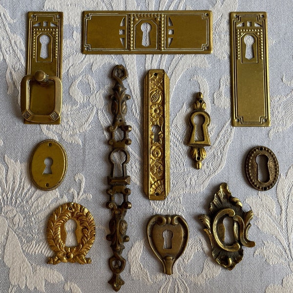 Antikes Messing Schlüsselloch, SINGLE Kleines französisches Messing Schlüsselloch, Bronze Schlüsselloch, Möbeltürdekoration, dekorativ, 1920er Jahre