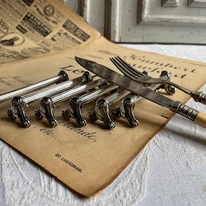 6 Französische antike Messerbänke Jugendstil Tafelsilber Set 6 Besteckständer, verschnörkeltes Tafelsilber Festbild Alexandre Gelb gedeckter Tisch