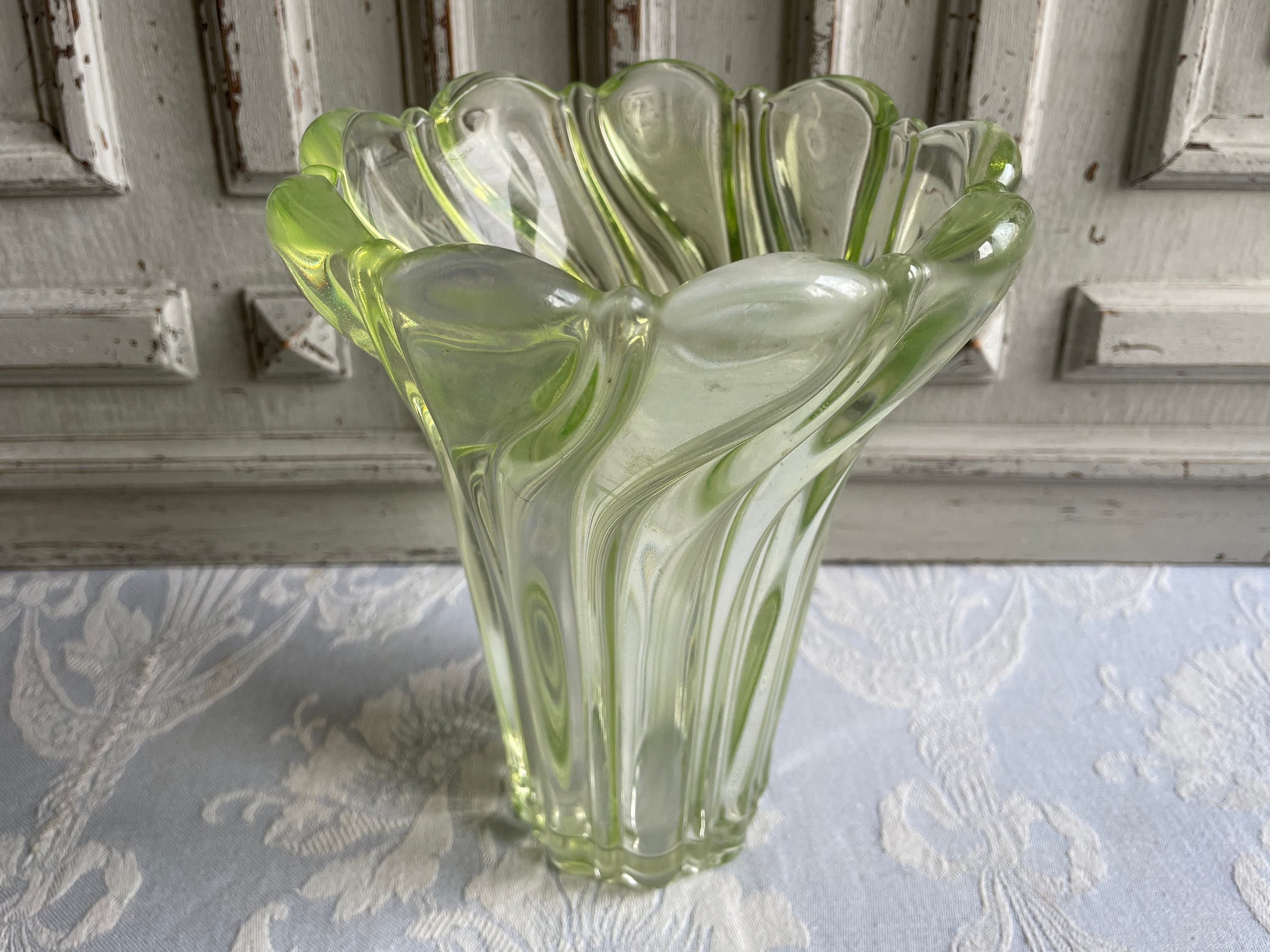 Français Vase en Verre Vintage, Tourbillonné Vert, Intérieurs Rétro, Vert Menthe Poivrée, Fleurs d'a