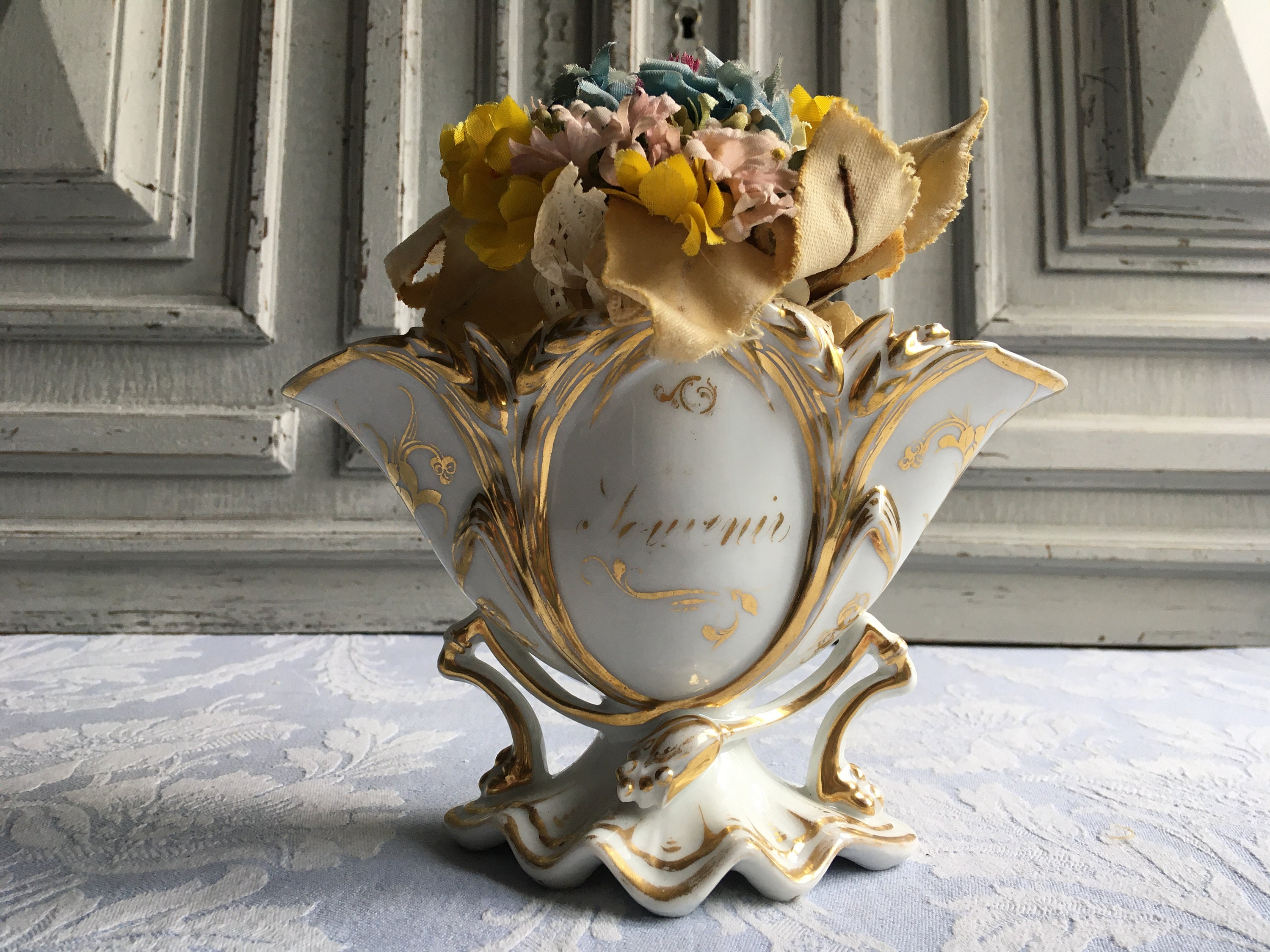 Vase d'autel Antique Français de L'église, Fleurs de Mariage, Souvenir Porcelaine Blanche et Or Expo