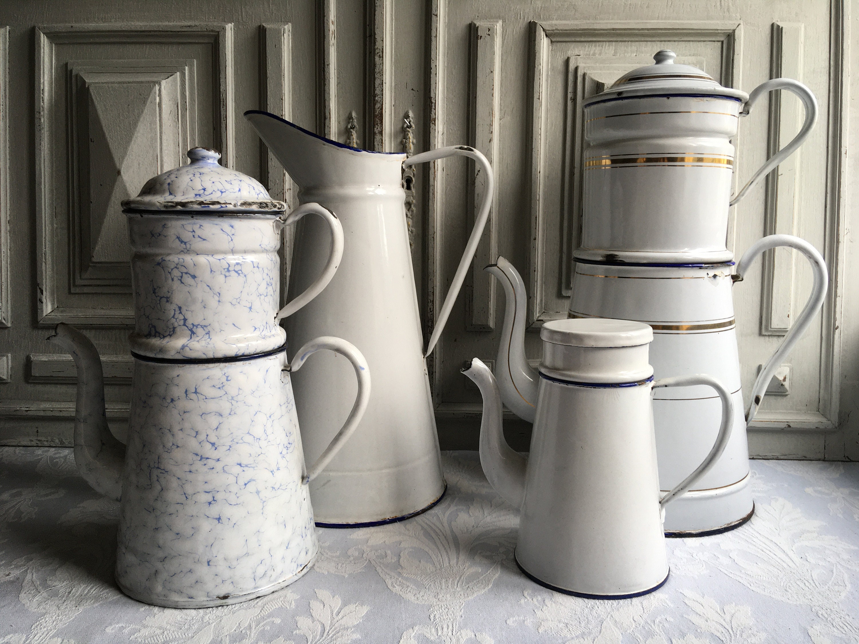 Français Cafetière en Émail Superbe Marbre Blanc Bleu et Rouge Vintage 1930 Pichet Cafétiere Ustensi