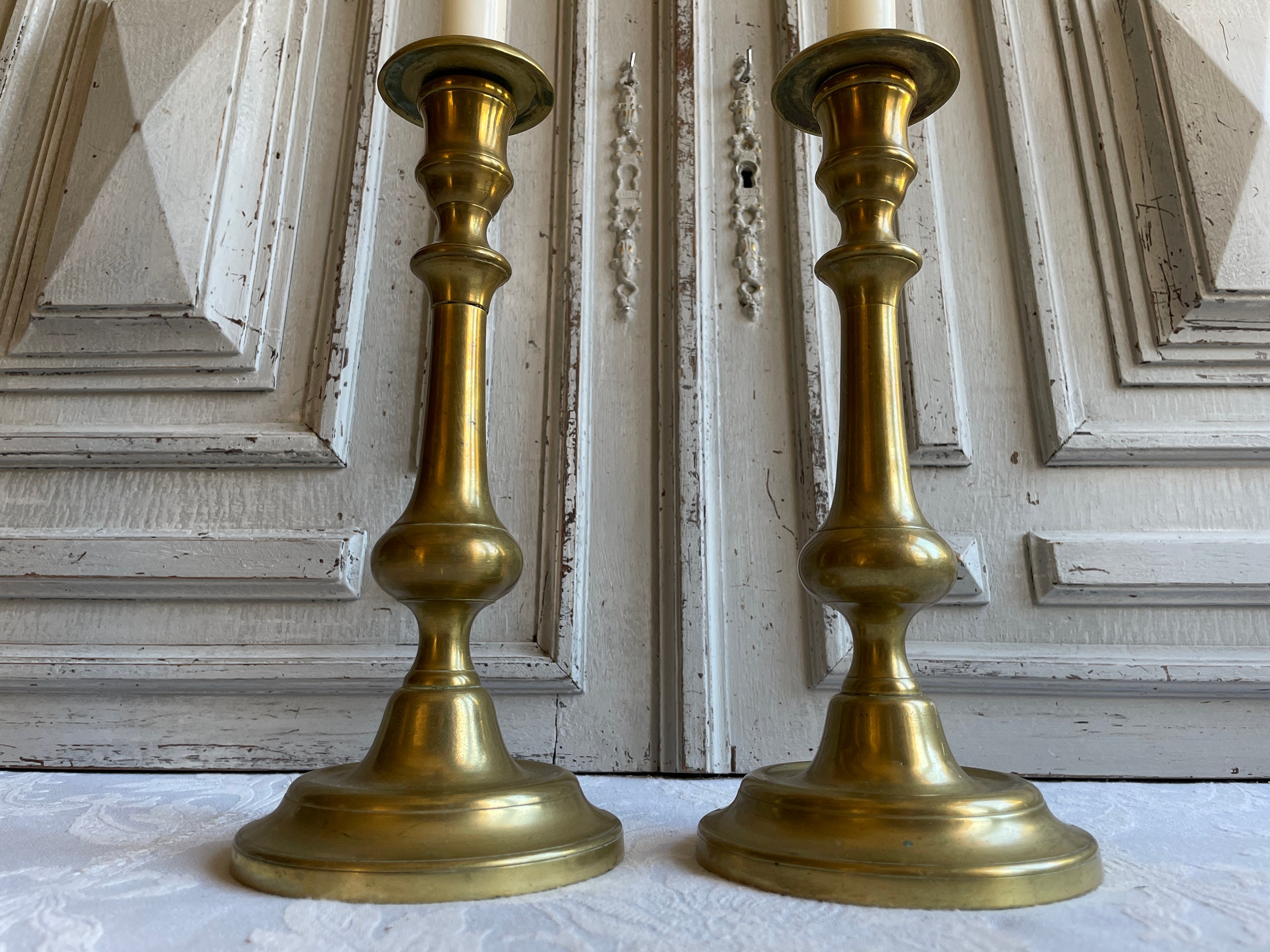 2 Chandeliers en Laiton Bronze Antique, Bougeoirs Simples Délicats Superbe Paire de Français Décorat