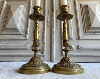 2 bougeoirs en laiton bronze antique, superbes paires de bougeoirs de table de célébration ornée de Français vintage authentique divine des années 1880 (J)