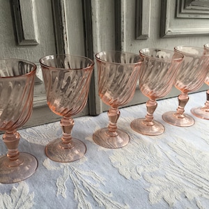 Rosa Glas WEISS WEIN Gläser, Depression Glas 6 französische Vintage Arcoroc Rosa &quot;&quot;Rosaline&quot;&quot;, Lachsrosa, Set 6 Retro Swirl Luminarc 1960er Jahre.&quot;