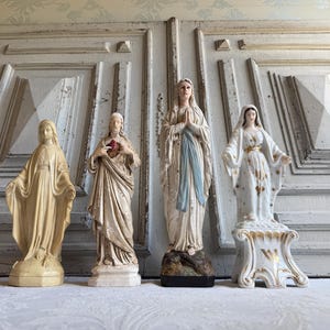 Antike französische Madonna-Statue „Sacré-Cœur“ (Einzelstück) – Weiß-goldene Porzellanfigur der Muttergottes aus den 1930er Jahren, katholisches Souvenir, religiöse Ikone